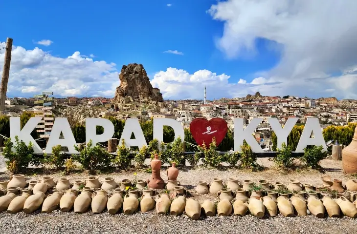 Kapadokya Ortahisar genel görünüm kale ve taş evler panoramik manzara